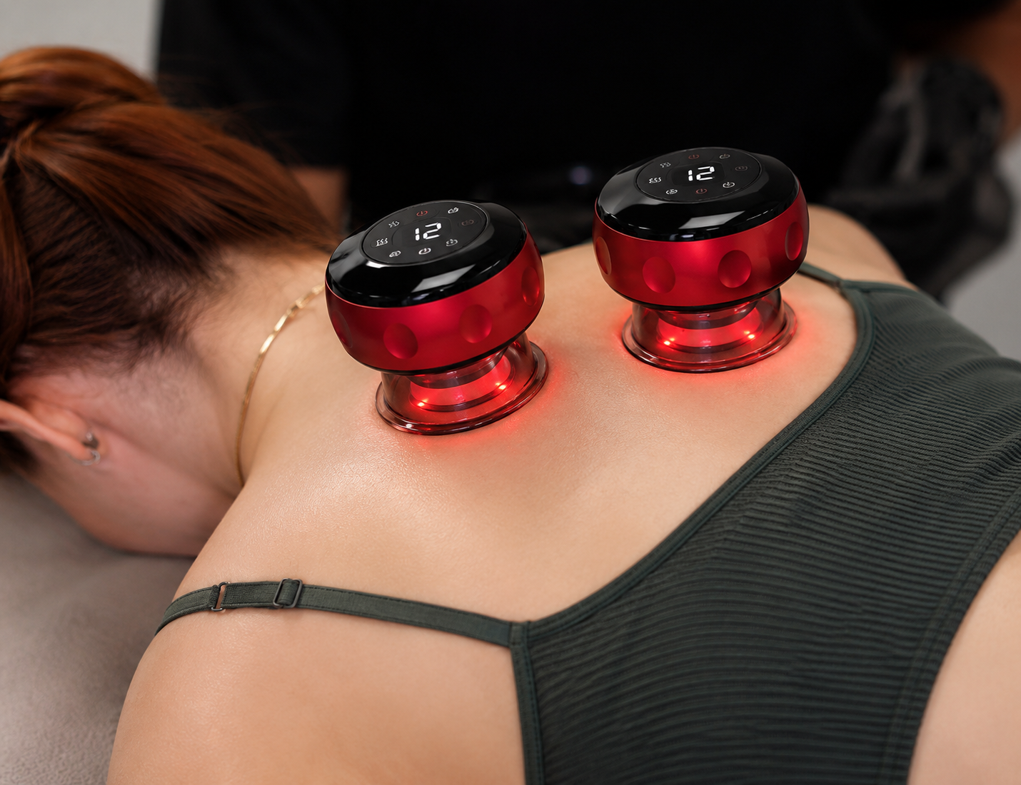 Zwei Massage-Geräte im Einsatz am Rücken
